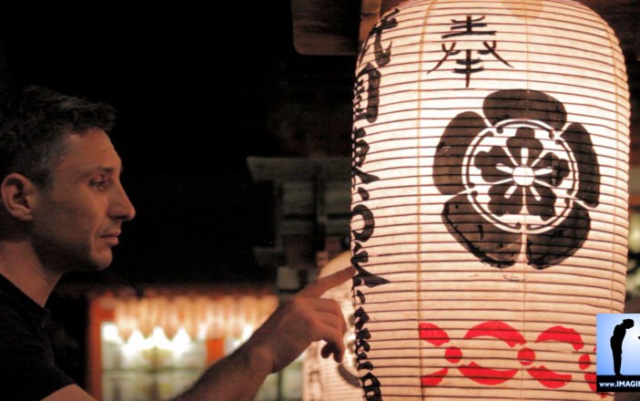Lanterne dans temple shinto à Kyoto