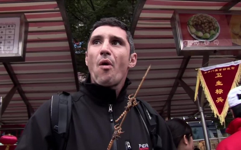 Lionel Froidure mange des scorpions en Chine